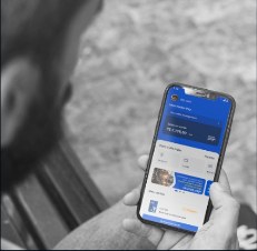 Celular com aplicativo financeiro